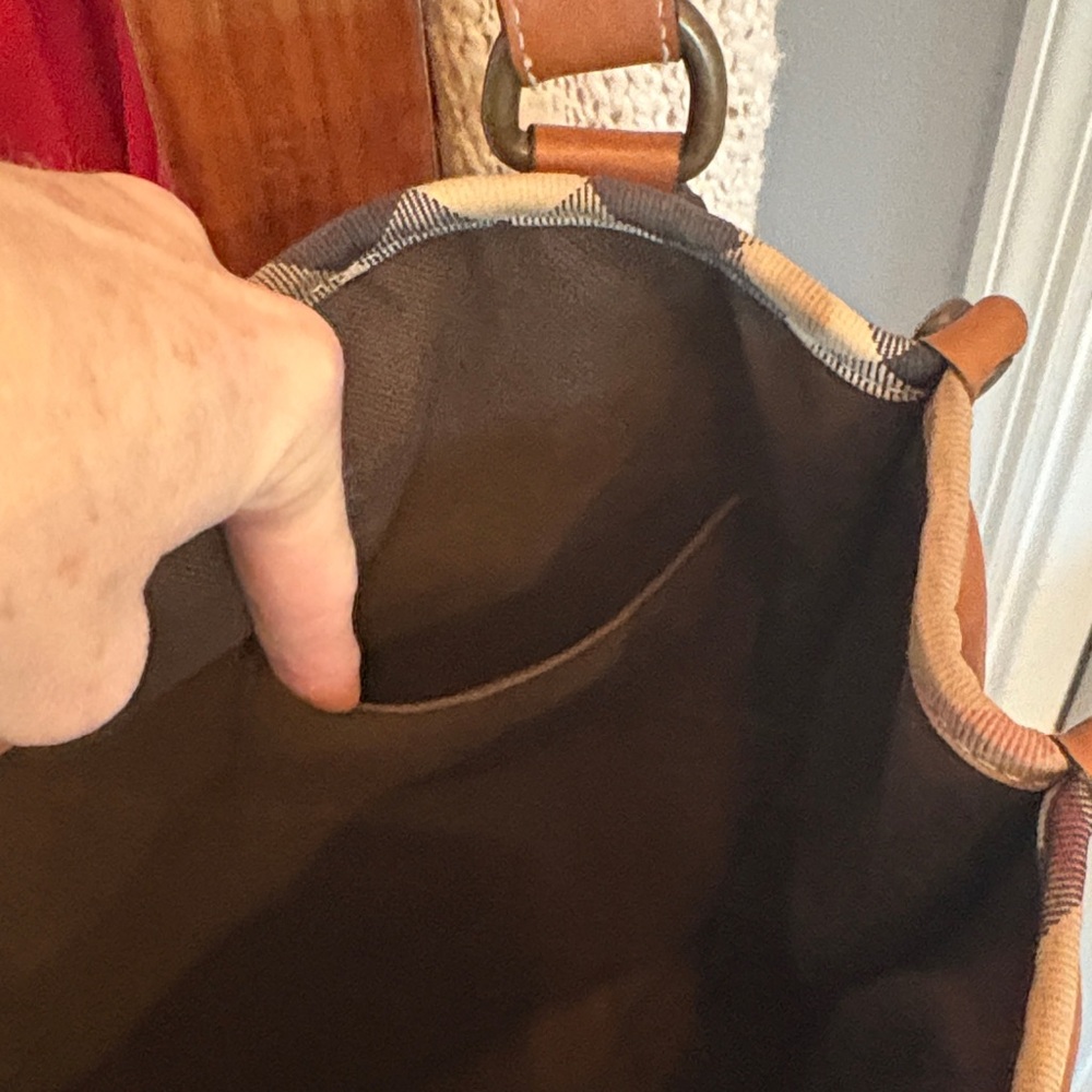 Burberry 💯 Leather Tote Bag - Picture 12 of 16